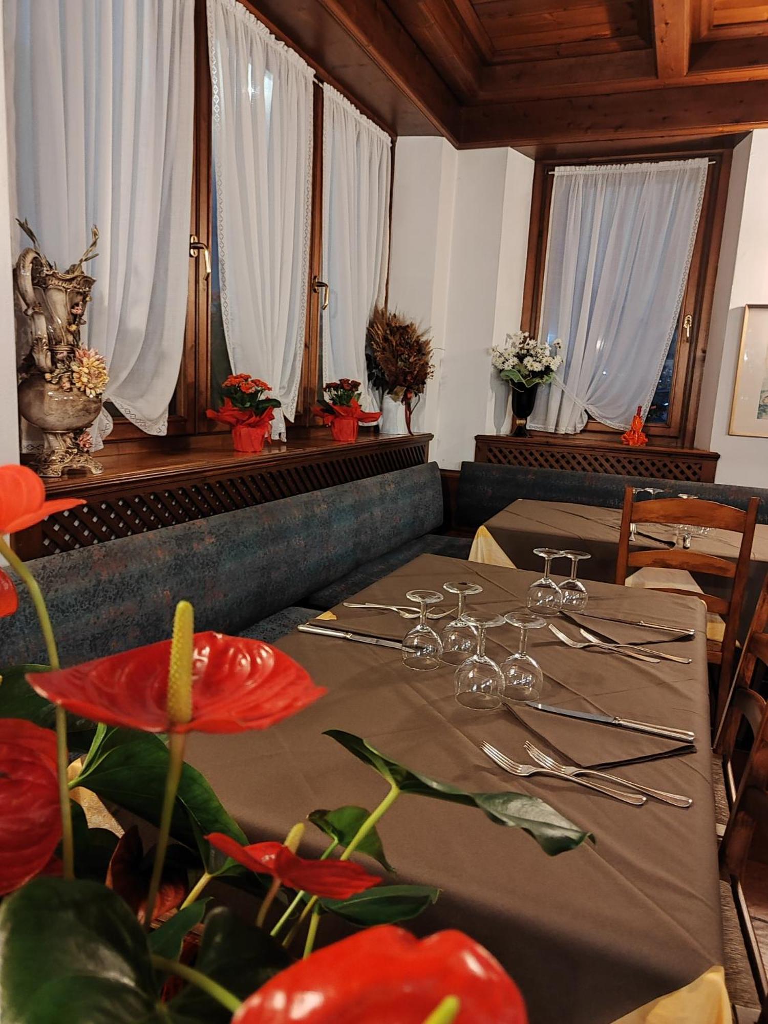 Al Sole Hotel Ristorante Dal 1870 ピエーヴェ・ディ・カドーレ エクステリア 写真